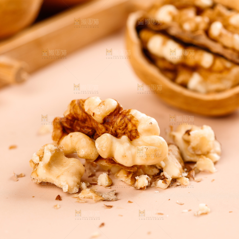 浅底上放着核桃仁