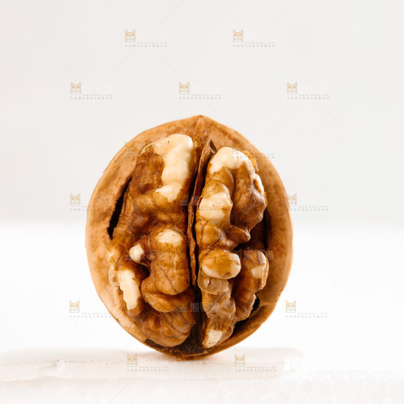 白底上放着烤核桃