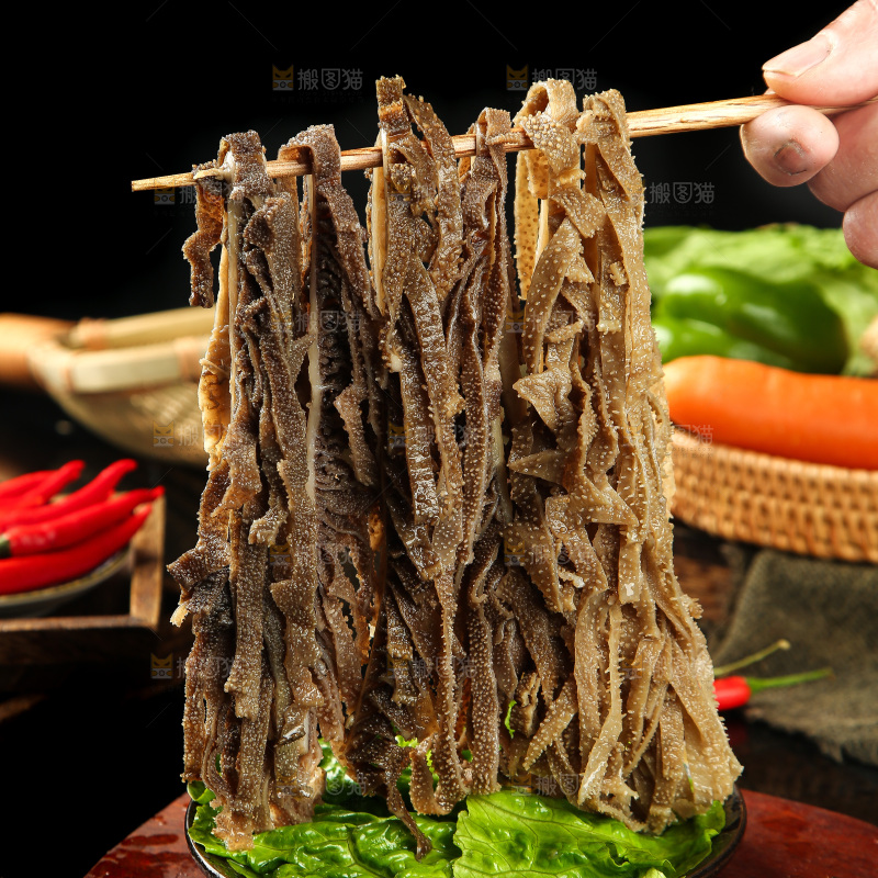 筷子上夹着黑千层肚