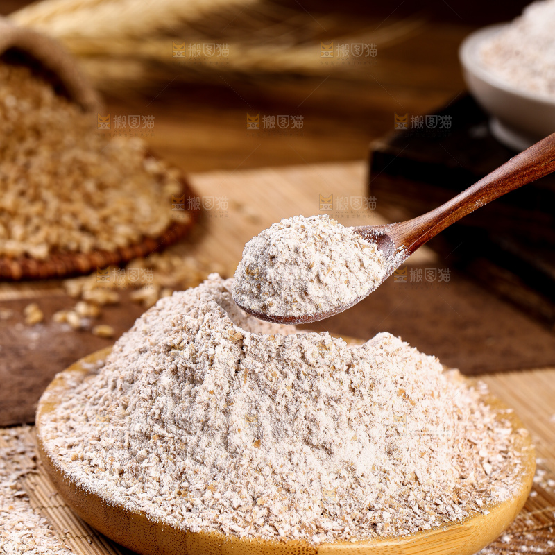 勺子上舀着黑全麦粉