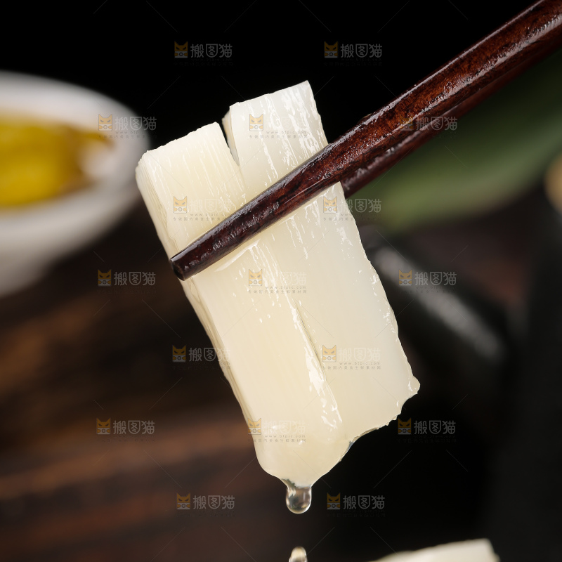 筷子上夹着山椒脆笋