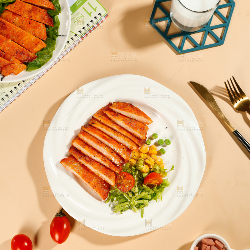 浅底上放着一盘鸡排肉
