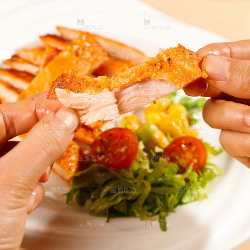 手里拿着鸡肉
