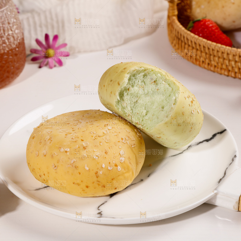 盘子里装着欧包