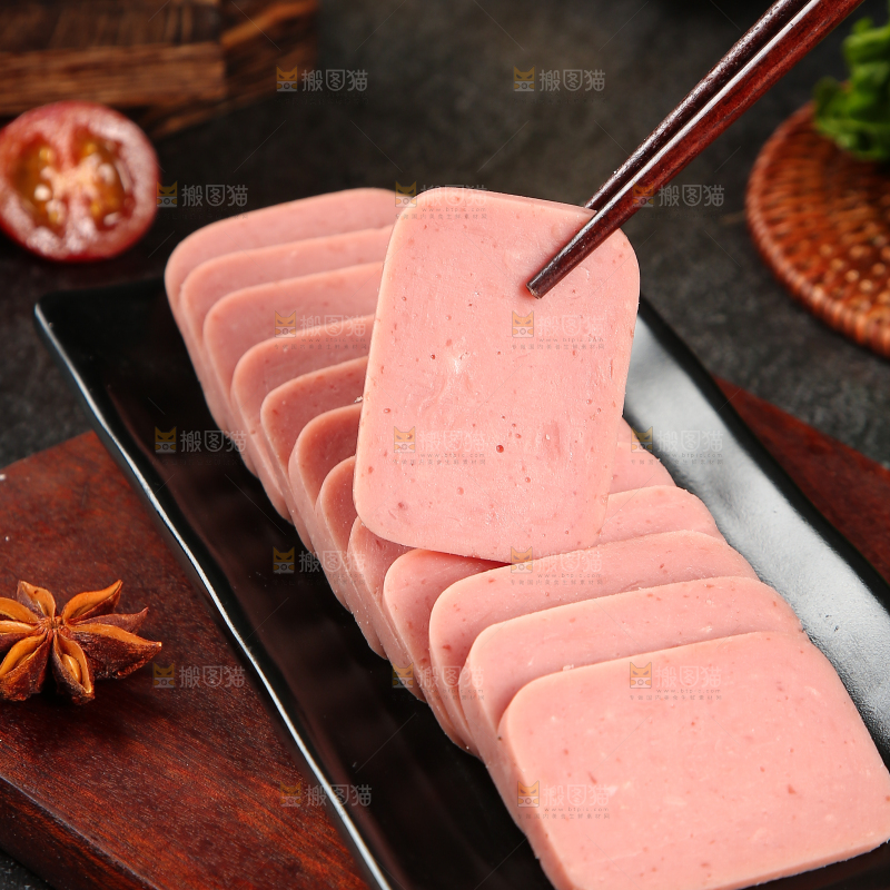 筷子上夹着切块的午餐肉