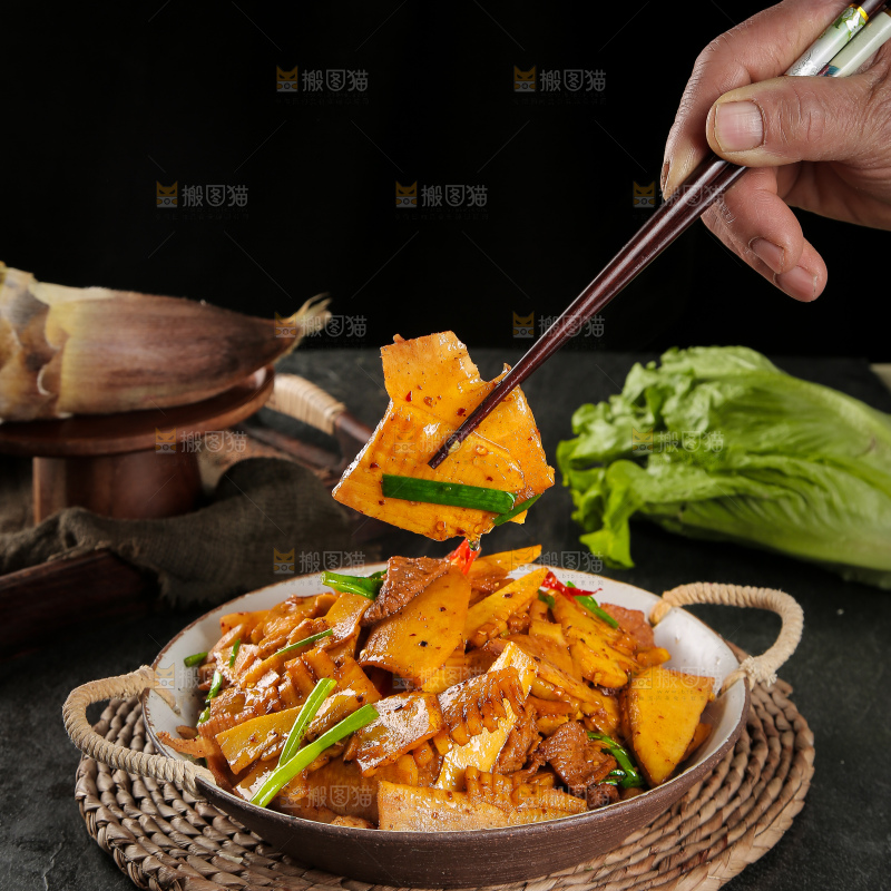 筷子上夹着春笋炒肉