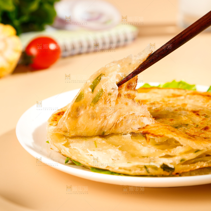 筷子上夹着葱油饼