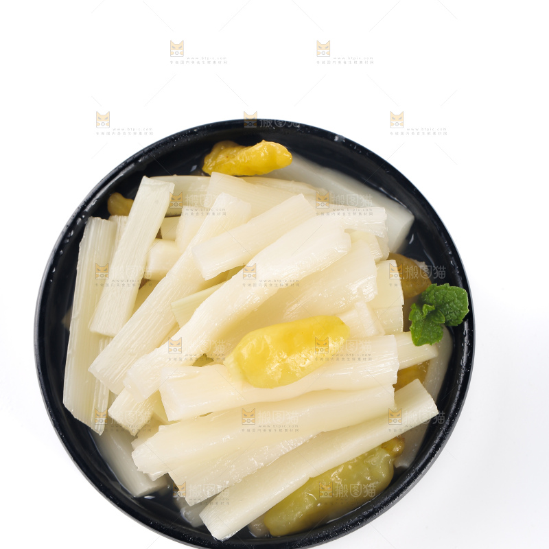 白底上放着一盘山椒脆笋