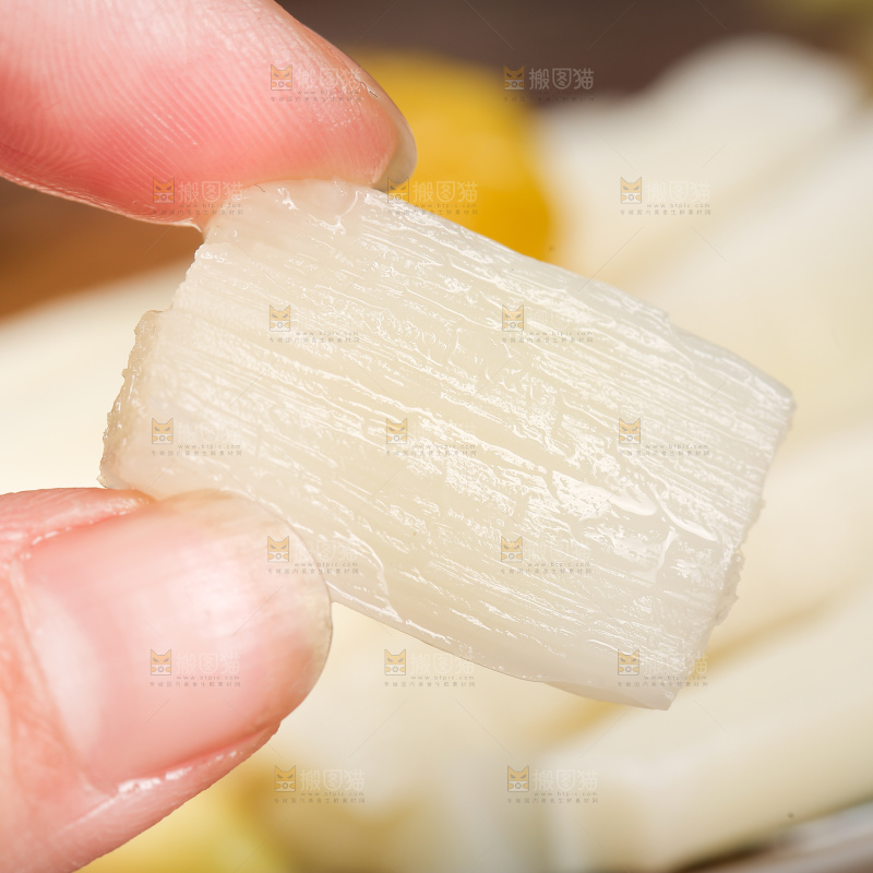 手里拿着酸辣泡笋
