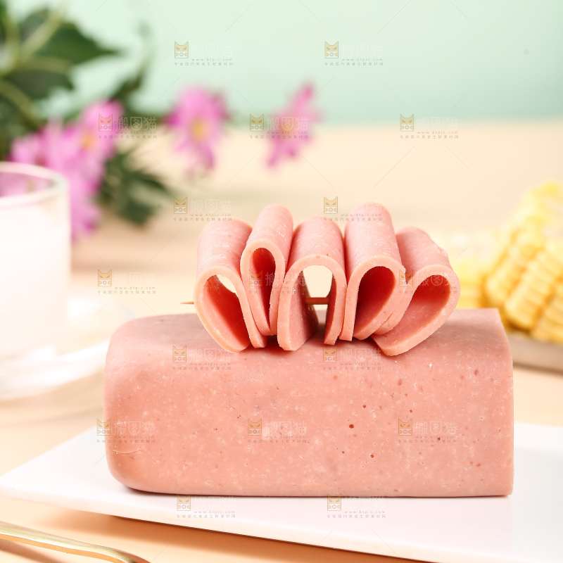 盘子里的午餐肉