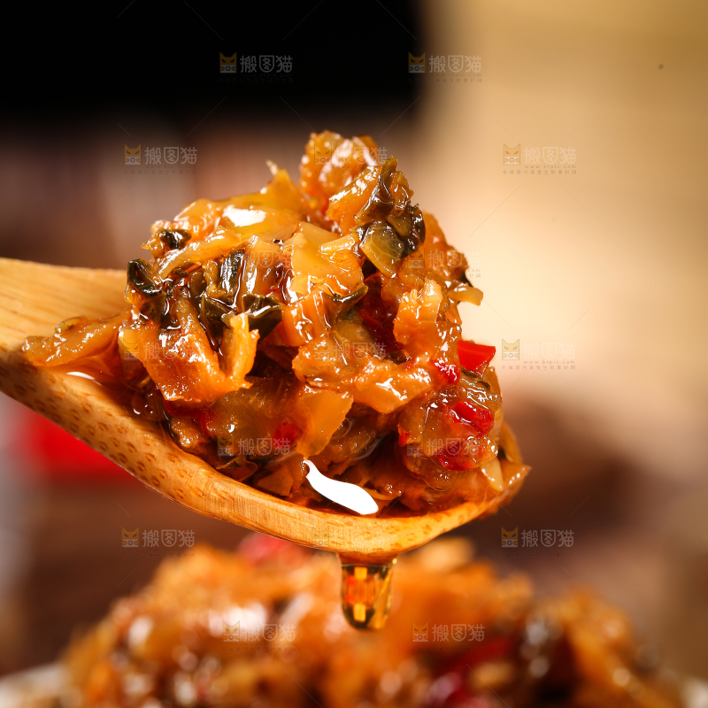 勺子上舀着下饭菜