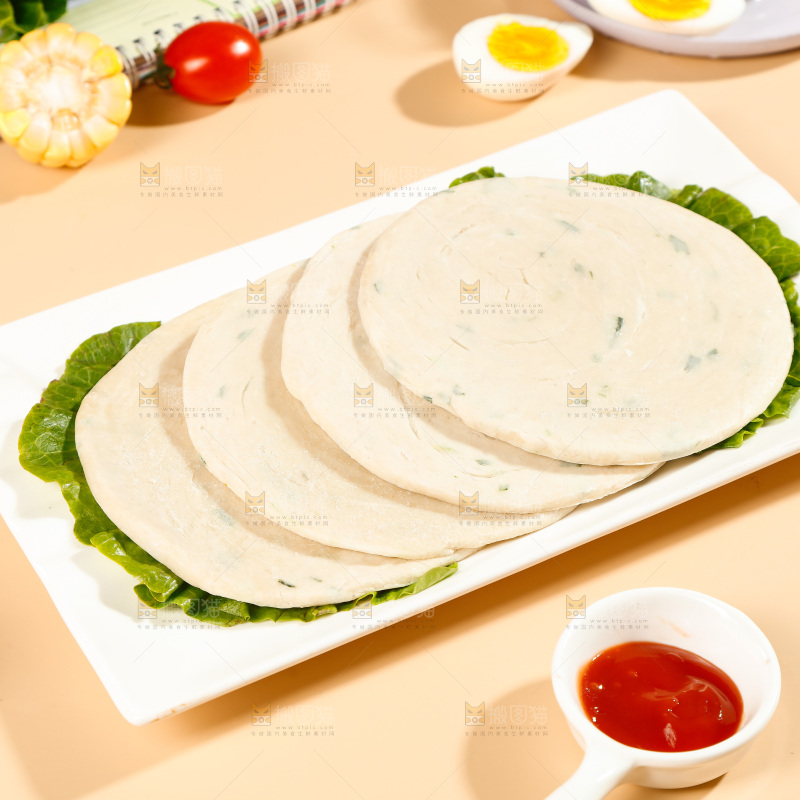 浅底上放着一盘葱油饼