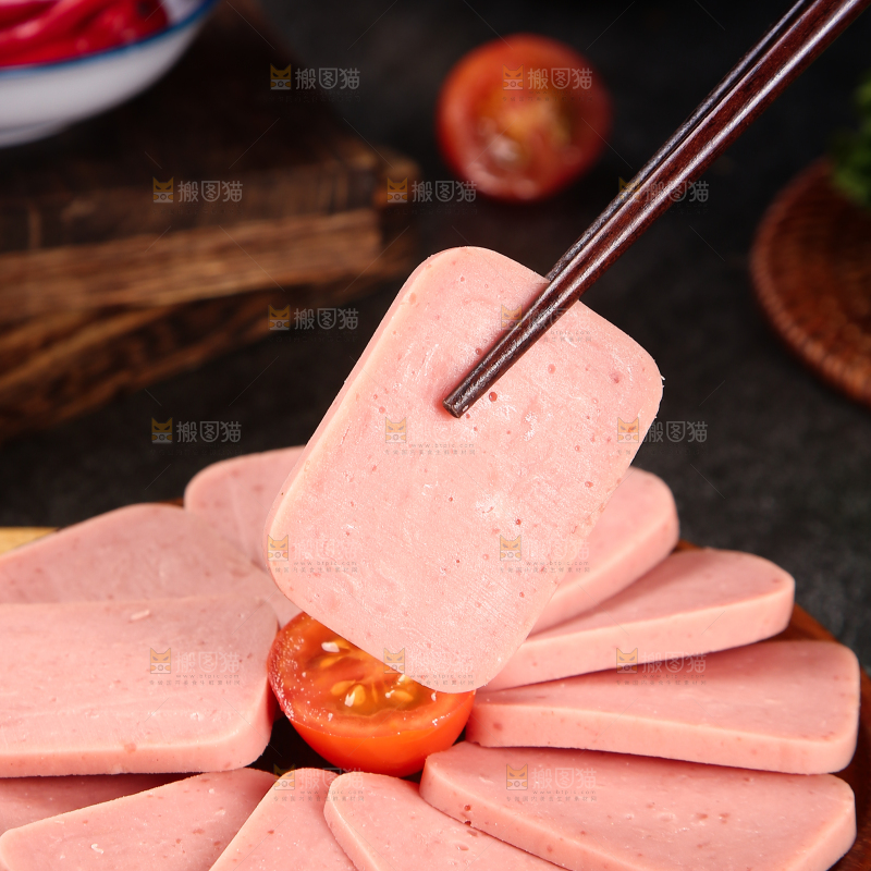 筷子夹着午餐肉切片