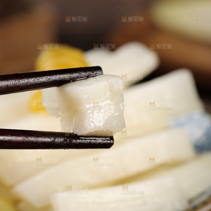 筷子上夹着泡椒笋