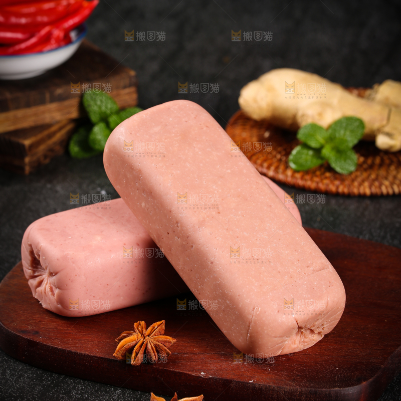 木板上放着午餐肉