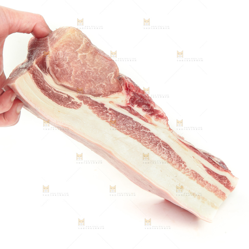 手里拿着五花肉