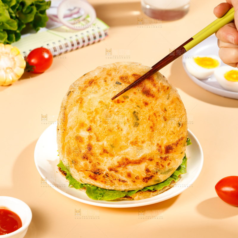 筷子上夹着葱油饼