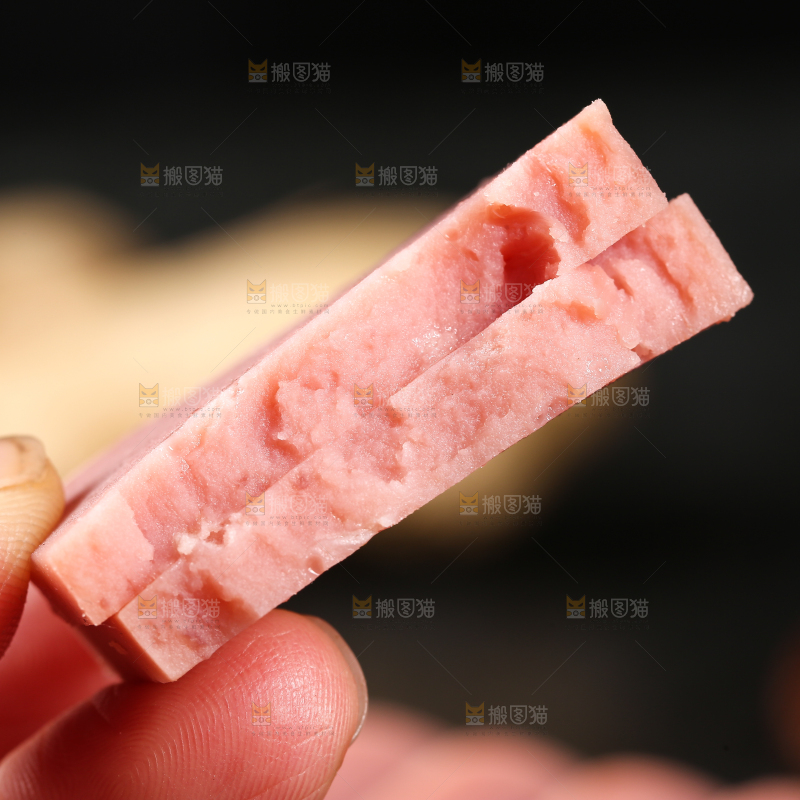 手里拿着午餐肉