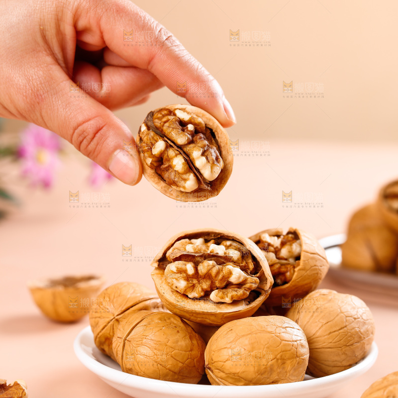手上拿着纸皮核桃