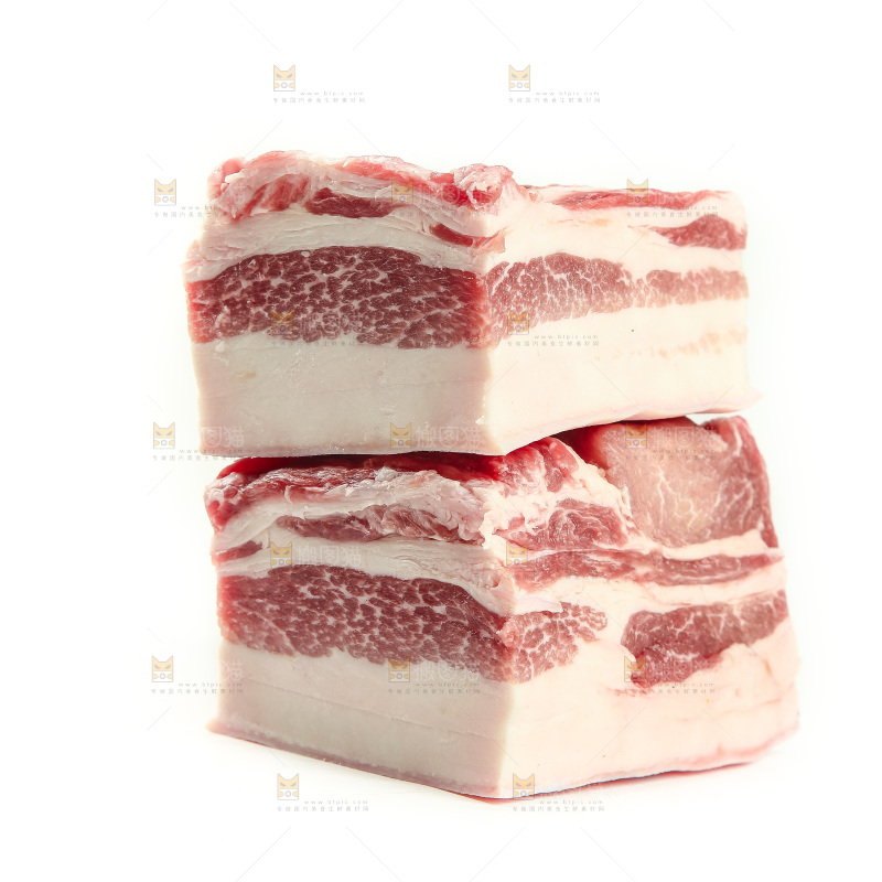 白底上放着五花肉