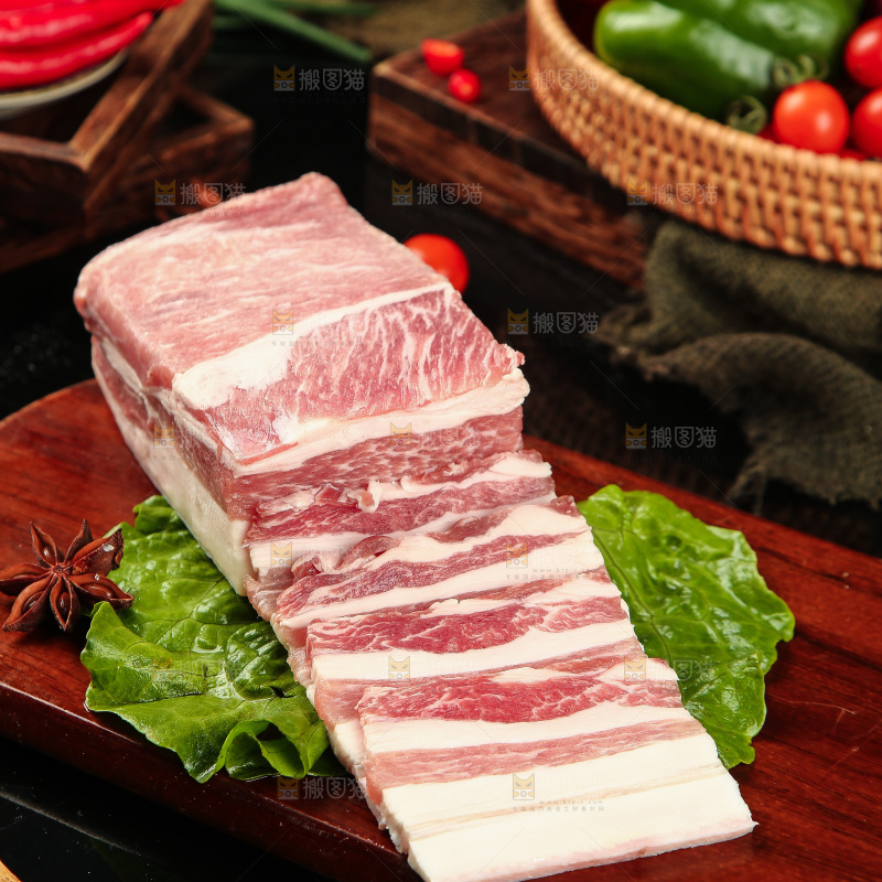 木板上的五花肉片