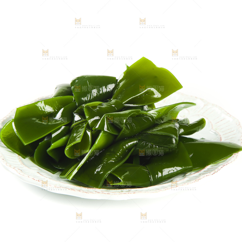 白底上放着一盘海带结