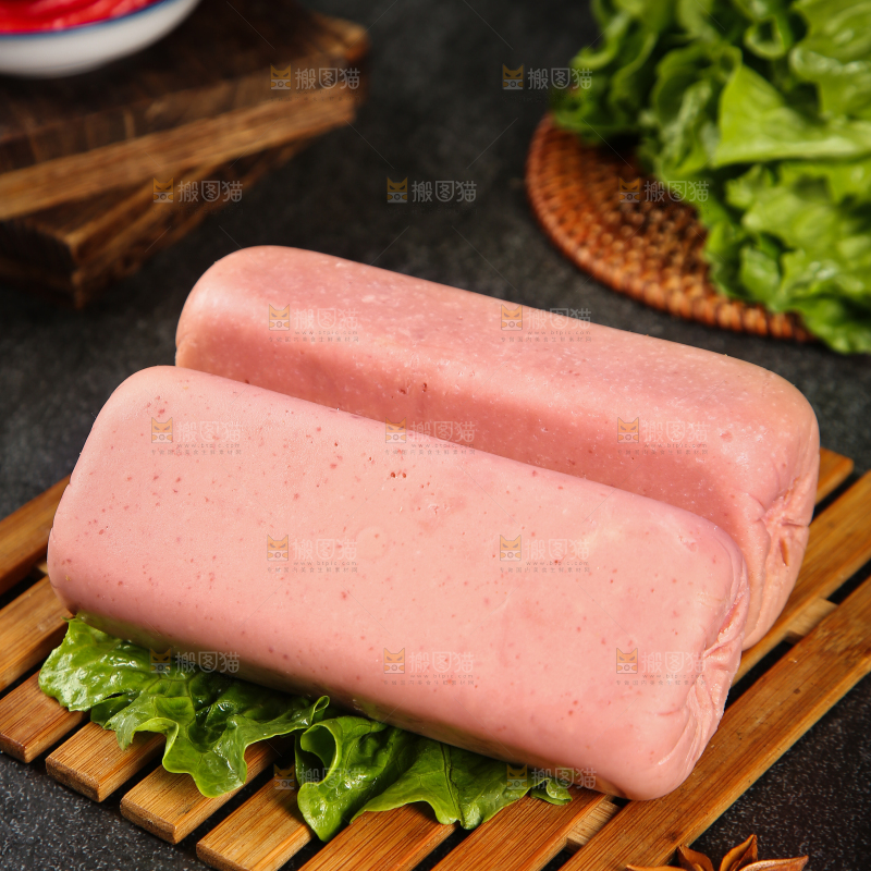 木板上放着火腿肠
