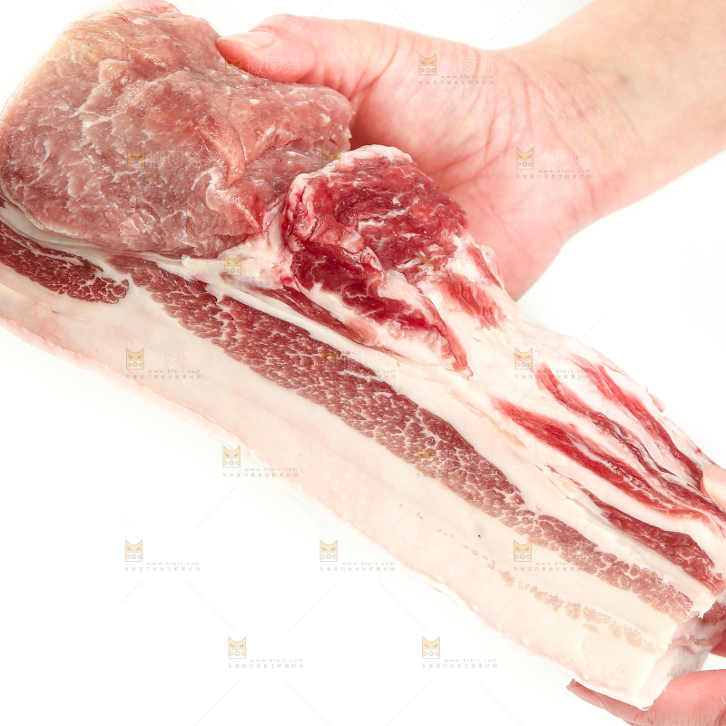 手里拿着五花肉