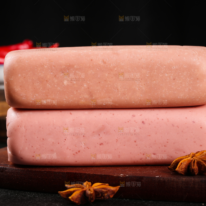 木板上放着午餐肉