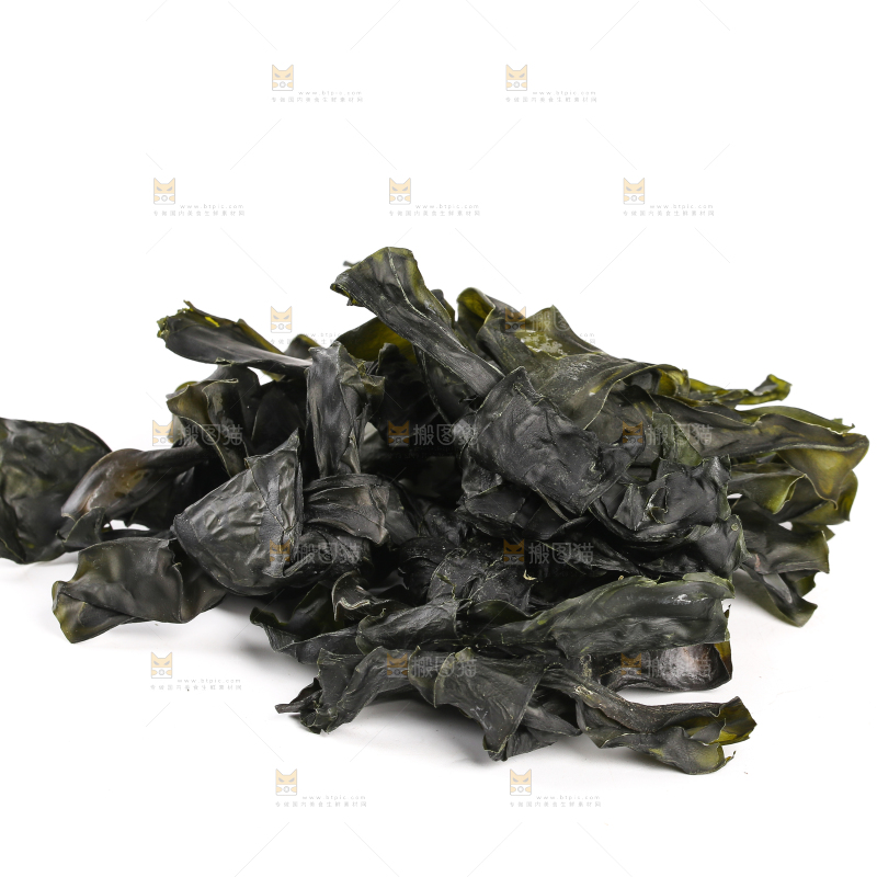 白底上放着一堆干海带结