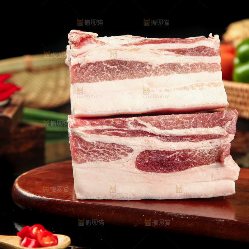 木板上放着五花咸肉