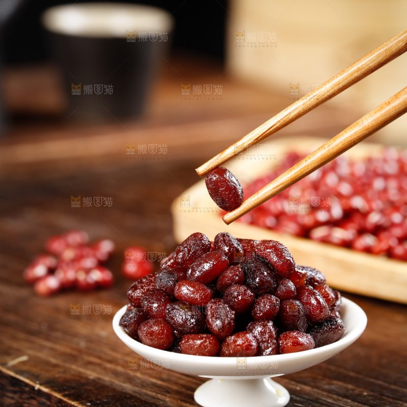 筷子上夹着糖蜜红豆