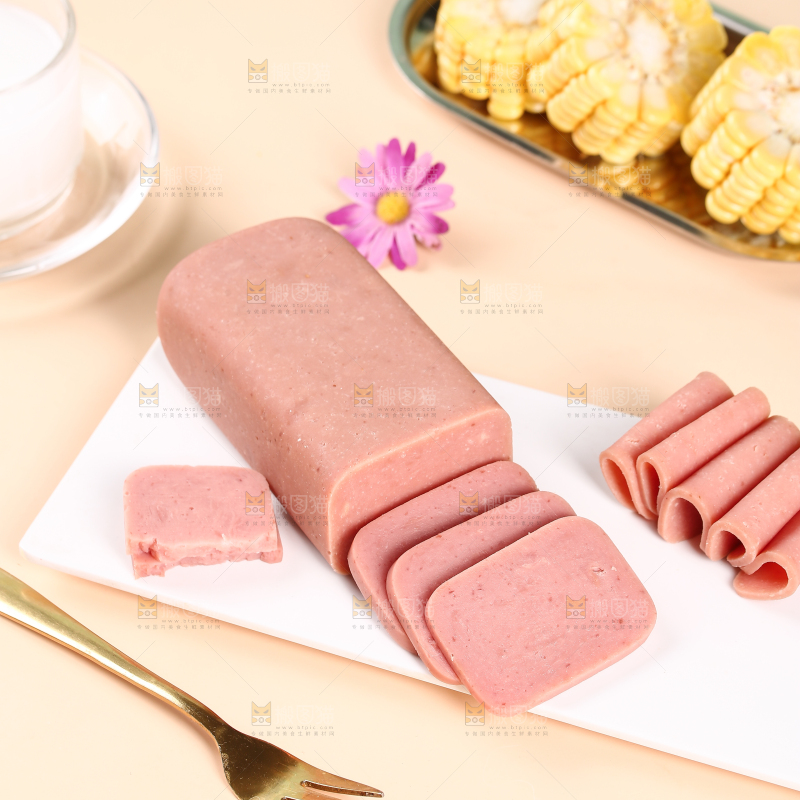 盘子里的午餐肉