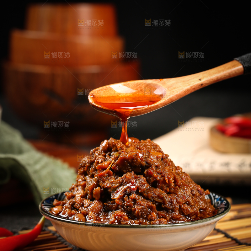 竹底上放着一碟香辣酱