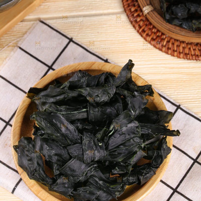 格子布上放着一盘干海带结