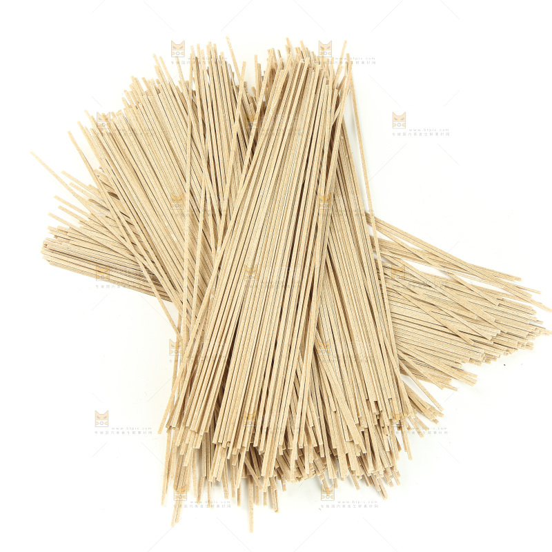白底上放着荞麦面条