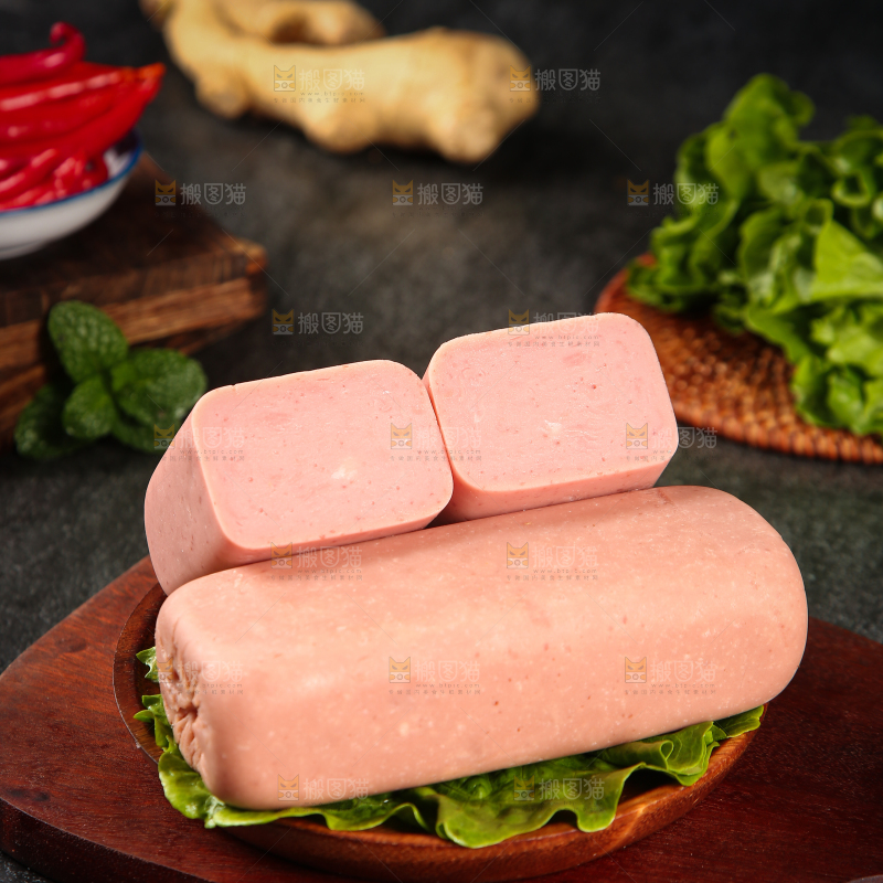 木板上放着一盘午餐肉