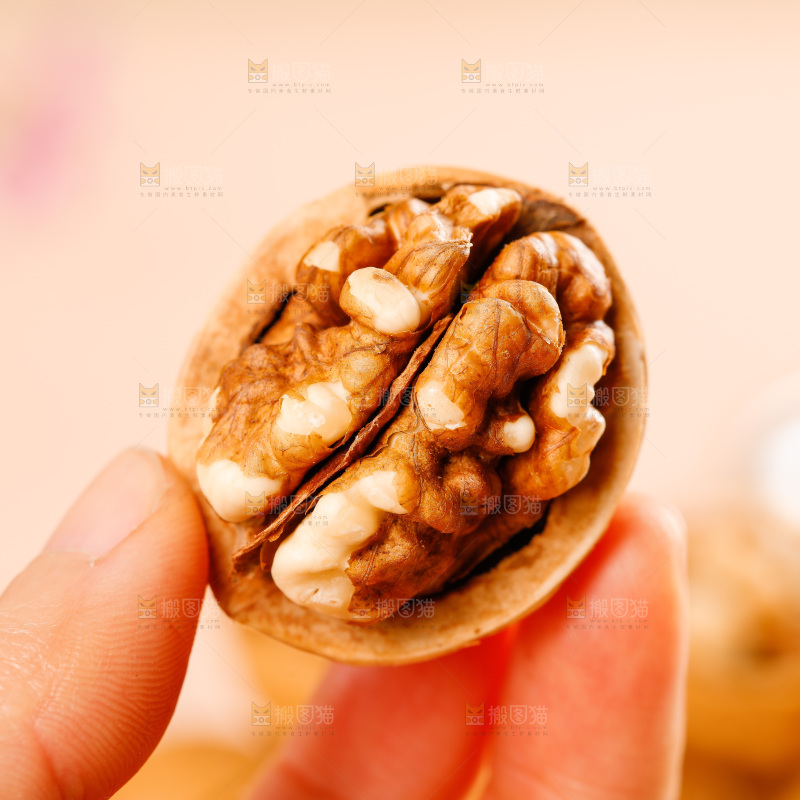 手上拿着纸皮核桃