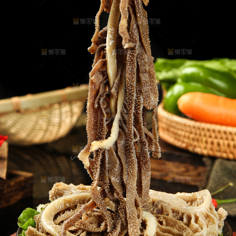 筷子上夹着黑千层肚