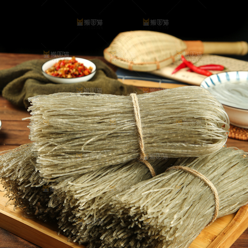 木板上放着红薯粉
