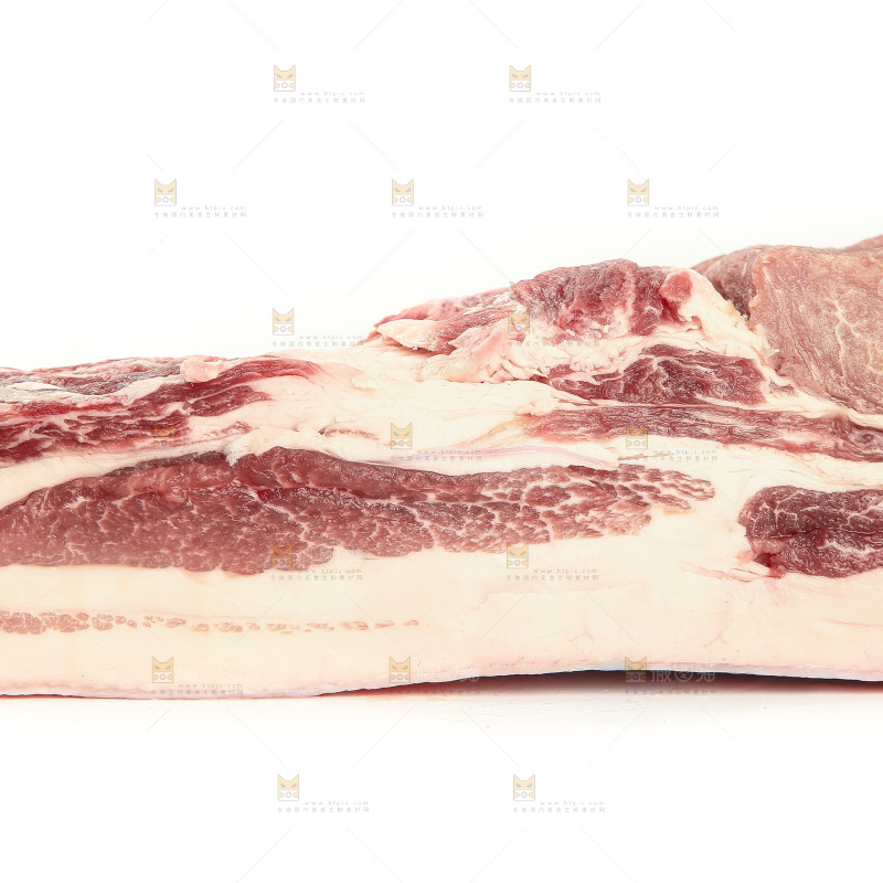 白底上放着五花肉
