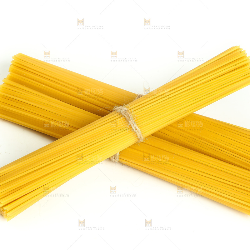 白底上的玉米干面条