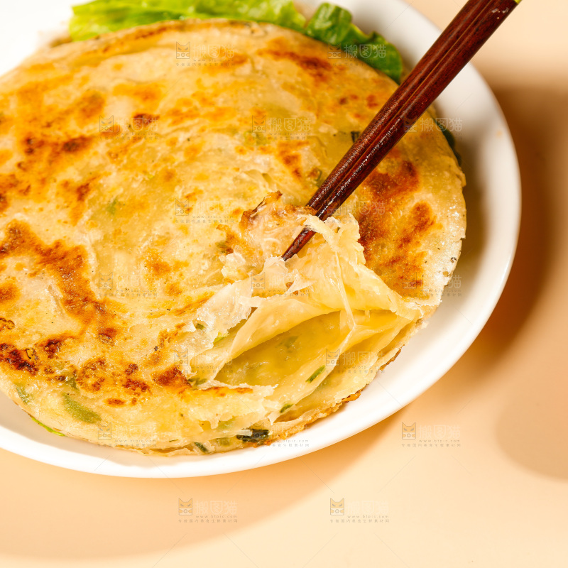 筷子上夹着葱油饼