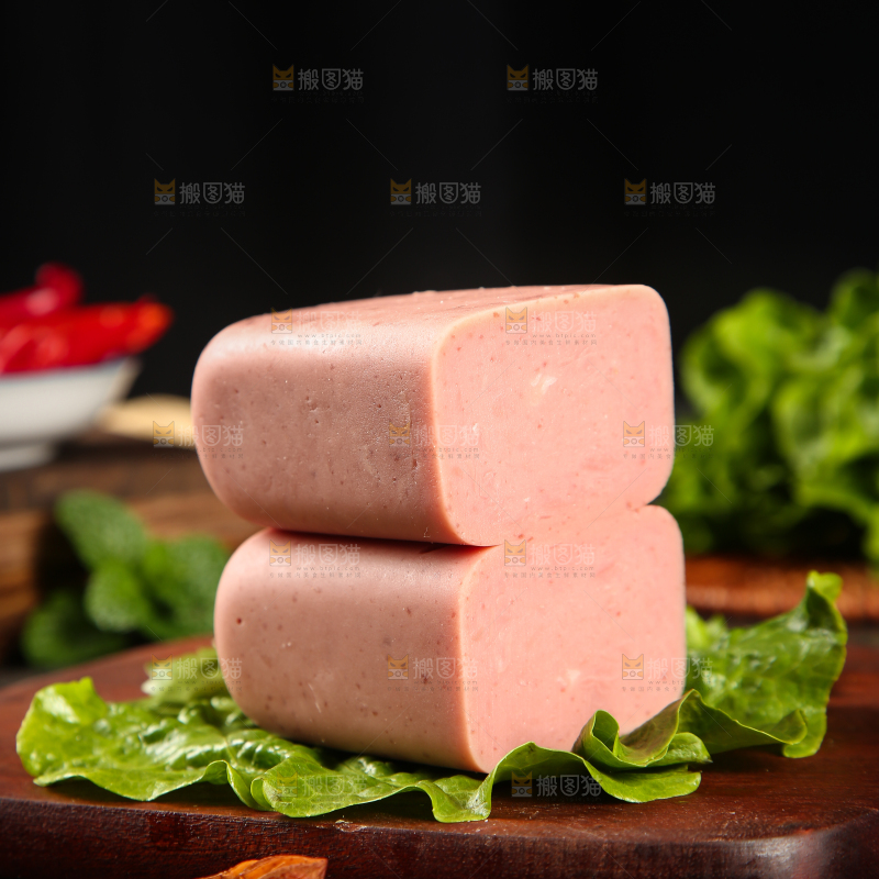 木板上放着切开的午餐肉