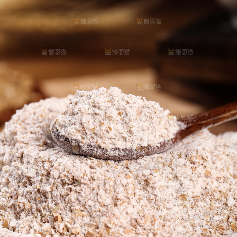 勺子上舀着黑全麦粉