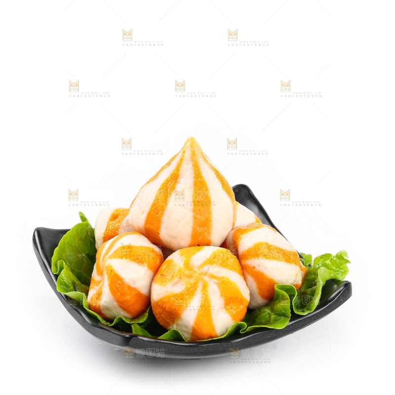 白底上放着一碟心鱼丸