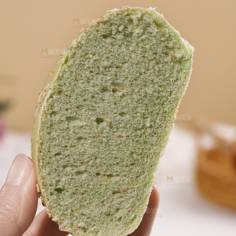 手里拿着切开的欧包