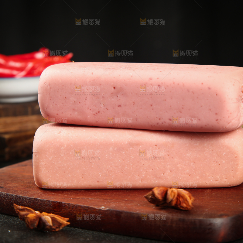 木板上放着午餐肉