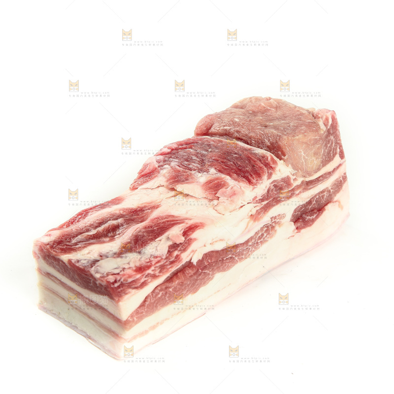 白底上放着五花肉