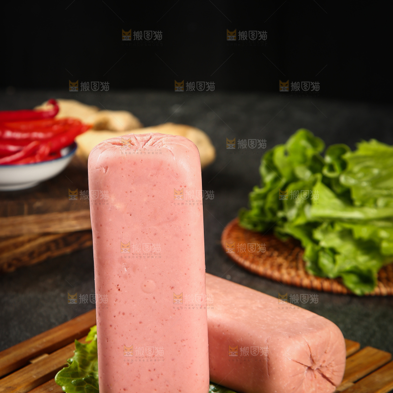 木板上放着火腿肠
